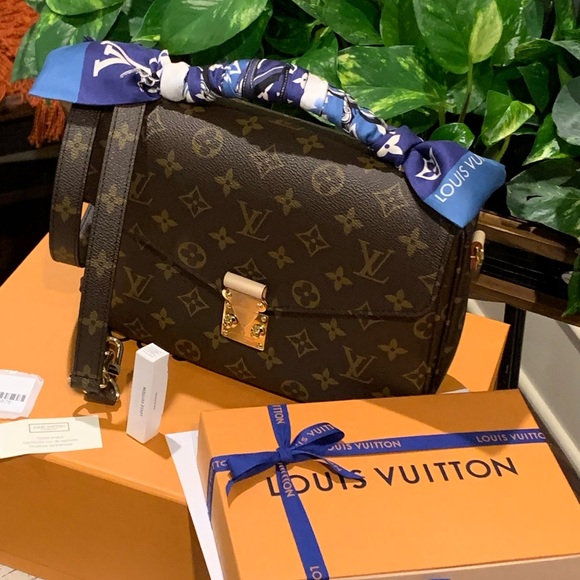 Louis Vuitton Pochette Metis - Picture 14 of 16